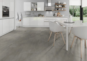 Cementlook naturel PVC tegel vloer (Oneflor Cement Natural) gelegd in een interieur – sfeerfoto 2
