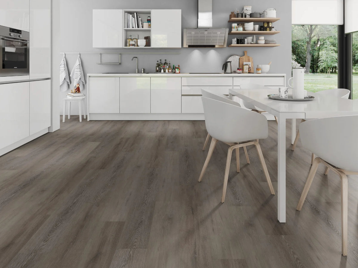 Donkerbruin Eiken klik PVC plank (Oneflor Cerused Oak Dark Brown, rigid klik 6 mm) in een interieur – sfeerfoto 1
