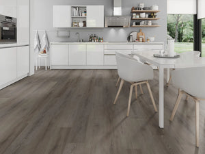 Donkerbruin Eiken klik PVC plank (Oneflor Cerused Oak Dark Brown, rigid klik 6 mm) in een interieur – sfeerfoto 1