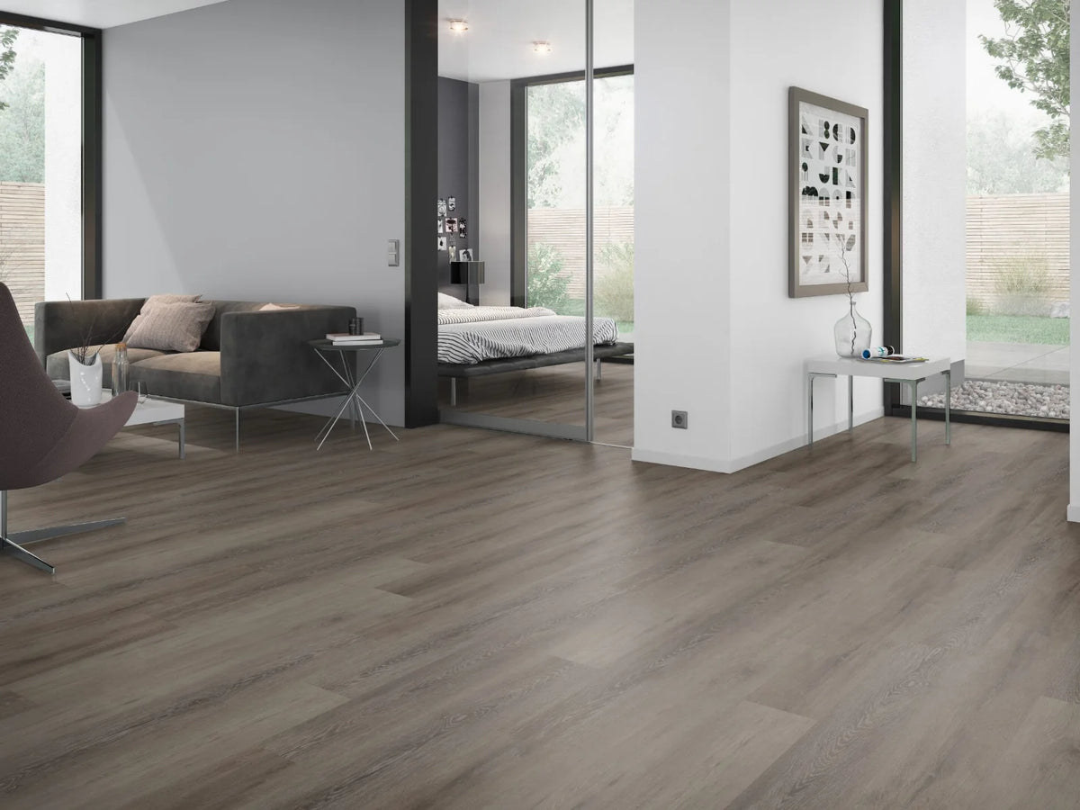 Donkerbruin Eiken klik PVC plank (Oneflor Cerused Oak Dark Brown, rigid klik 6 mm) in een interieur – sfeerfoto 2