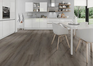 Donkerbruin eiken PVC plank vloer (Oneflor Cerused Oak Dark Brown) gelegd in een interieur – sfeerfoto 1