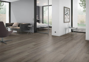 Donkerbruin eiken PVC plank vloer (Oneflor Cerused Oak Dark Brown) gelegd in een interieur – sfeerfoto 2