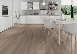 Donker naturel eiken PVC plank vloer (Oneflor Cerused Oak Dark Natural) gelegd in een interieur – sfeerfoto 1