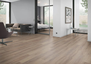 Donker naturel eiken PVC plank vloer (Oneflor Cerused Oak Dark Natural) gelegd in een interieur – sfeerfoto 2