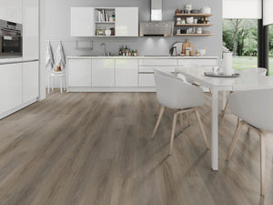 Licht Naturel Eiken klik PVC plank (Oneflor Cerused Oak Light Natural, rigid klik 6 mm) in een interieur – sfeerfoto 1
