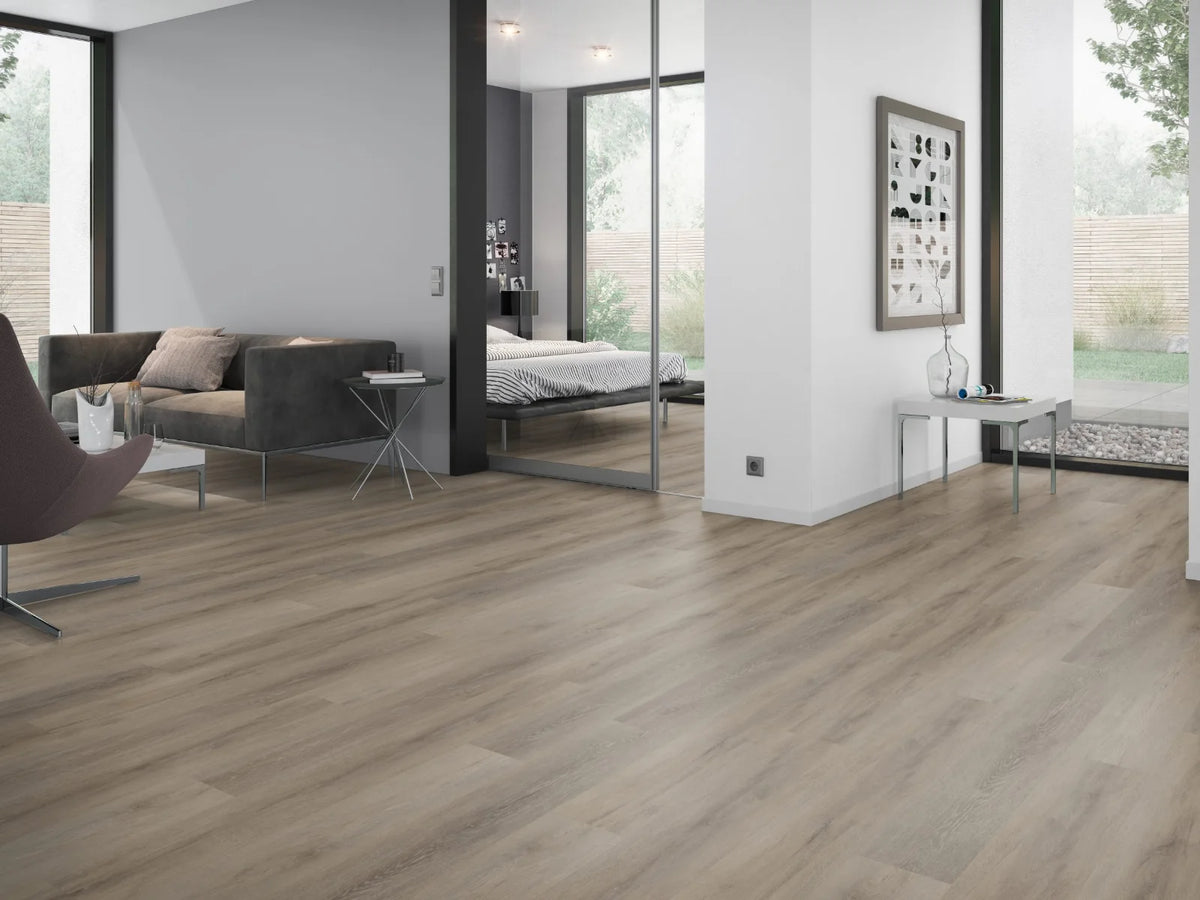Licht Naturel Eiken klik PVC plank (Oneflor Cerused Oak Light Natural, rigid klik 6 mm) in een interieur – sfeerfoto 2