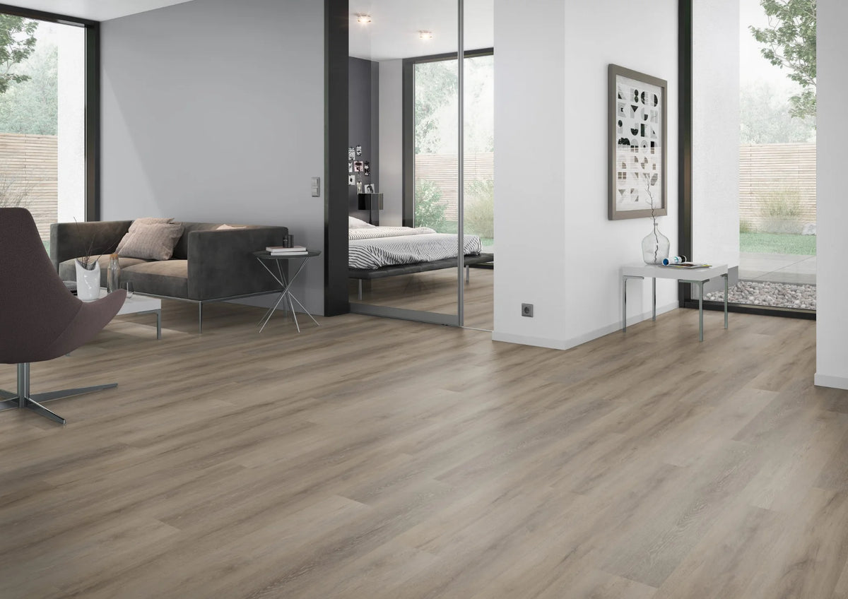 Licht naturel eiken PVC plank vloer (Oneflor Cerused Oak Light Natural) gelegd in een interieur – sfeerfoto 1