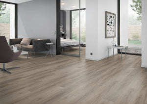 Licht naturel eiken PVC plank vloer (Oneflor Cerused Oak Light Natural) gelegd in een interieur – sfeerfoto 1