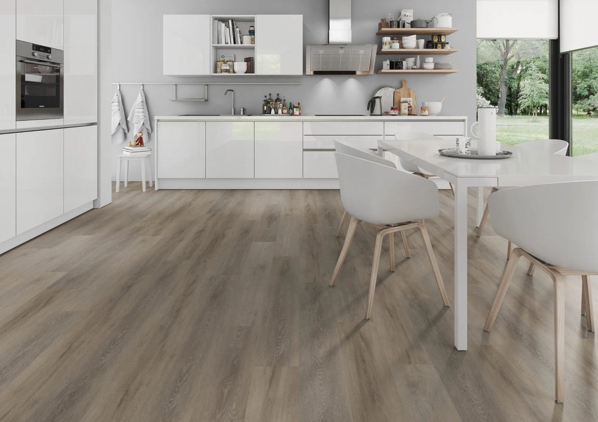 Licht naturel eiken PVC plank vloer (Oneflor Cerused Oak Light Natural) gelegd in een interieur – sfeerfoto 2