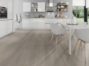 Eiken Greige klik PVC plank (Oneflor English Oak Greige, rigid klik 6 mm) in een interieur – sfeerfoto 1