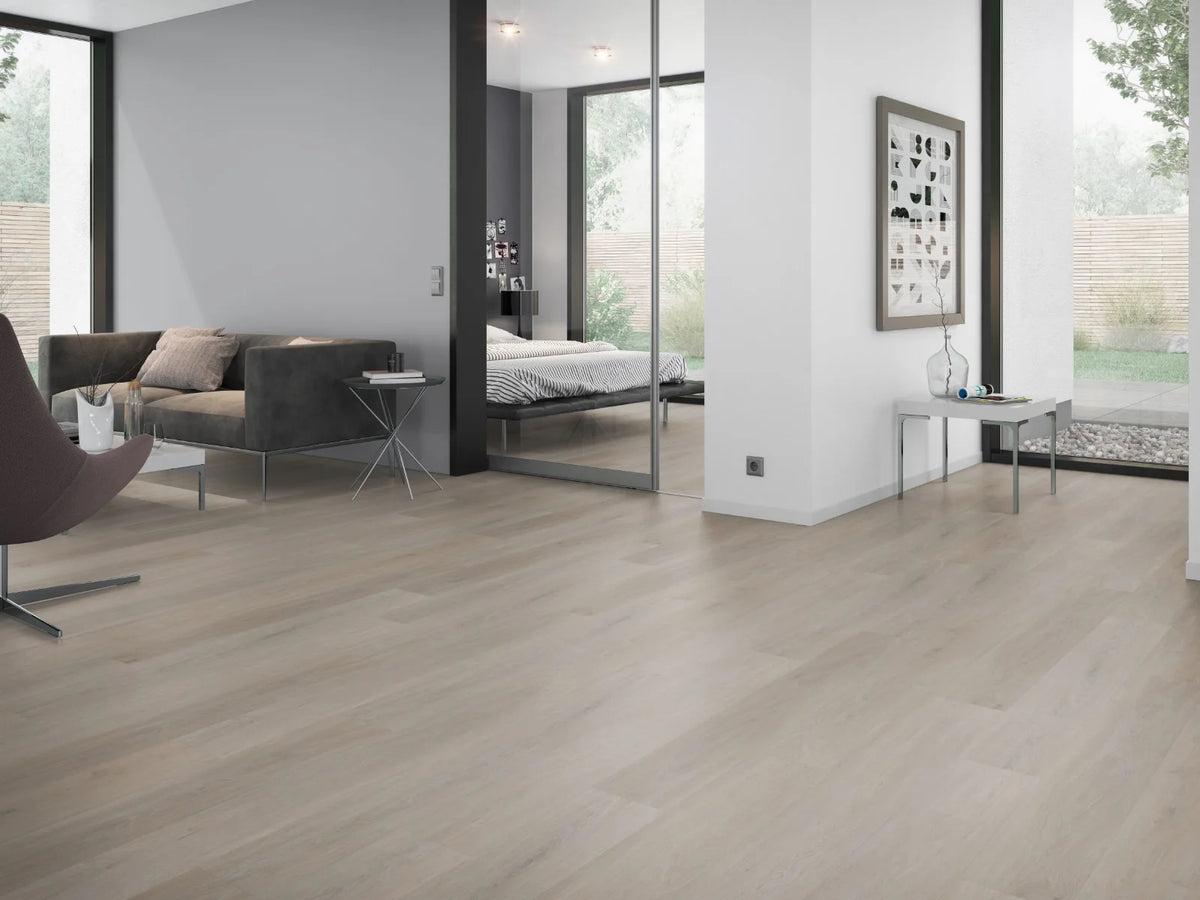 Eiken Greige klik PVC plank (Oneflor English Oak Greige, rigid klik 6 mm) in een interieur – sfeerfoto 2