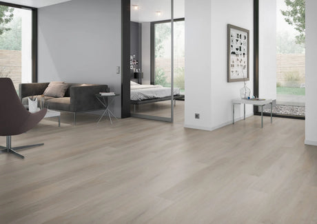 Eiken greige PVC plank vloer (Oneflor English Oak Greige) gelegd in een interieur – sfeerfoto 1