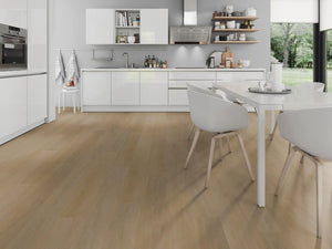 Honingkleurig Eiken klik PVC plank (Oneflor English Oak Honey, rigid klik 6 mm) in een interieur – sfeerfoto 1