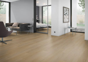 Honingkleurig eiken PVC plank vloer (Oneflor English Oak Honey) gelegd in een interieur – sfeerfoto 1