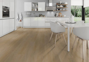 Honingkleurig eiken PVC plank vloer (Oneflor English Oak Honey) gelegd in een interieur – sfeerfoto 2