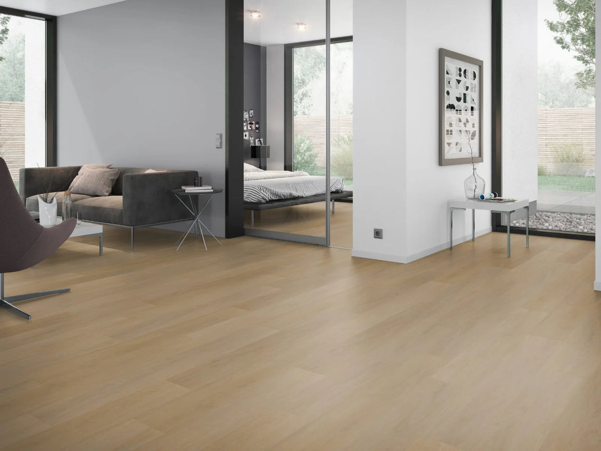Honingkleurig Eiken XL klik PVC plank (Oneflor English Oak Honey, rigid klik 7 mm) in een interieur – sfeerfoto 2