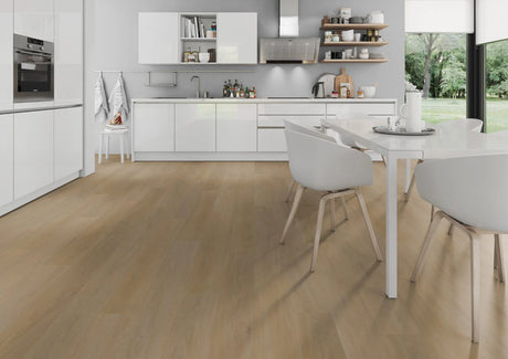 Honingkleurig eiken XL PVC plank vloer (Oneflor English Oak Honey) met brede planken in een interieur – sfeerfoto 1