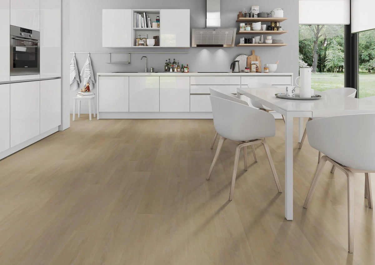 Naturel eiken PVC plank vloer (Oneflor English Oak Natural) gelegd in een interieur – sfeerfoto 1