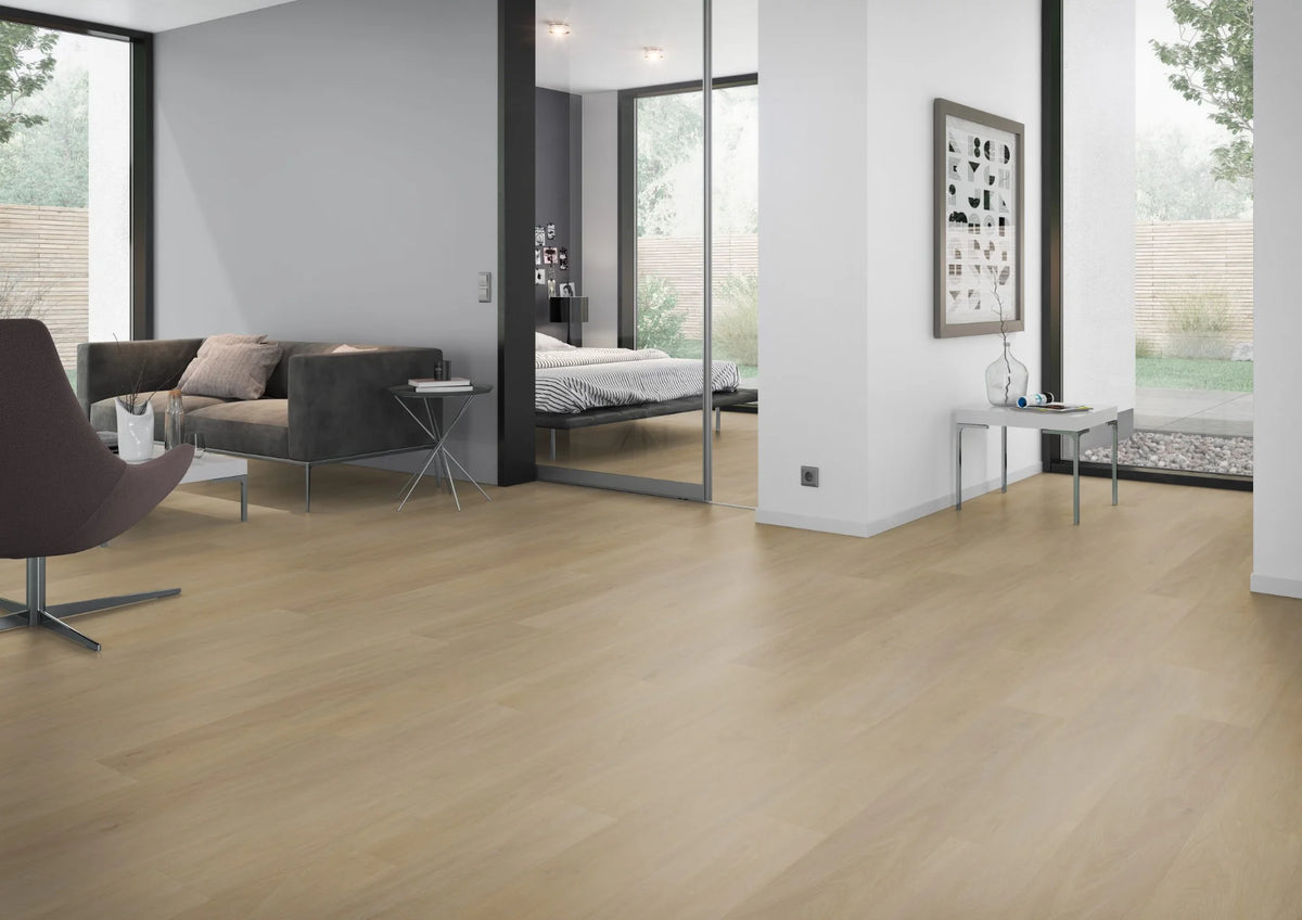 Naturel eiken PVC plank vloer (Oneflor English Oak Natural) gelegd in een interieur – sfeerfoto 2