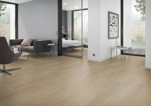 Naturel eiken PVC plank vloer (Oneflor English Oak Natural) gelegd in een interieur – sfeerfoto 2