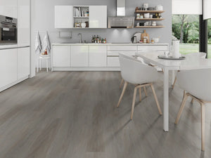 Eiken Taupe klik PVC plank (Oneflor English Oak Taupe, rigid klik 6 mm) in een interieur – sfeerfoto 1