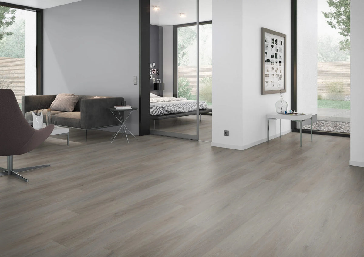 Eiken taupe PVC plank vloer (Oneflor English Oak Taupe) gelegd in een interieur – sfeerfoto 1