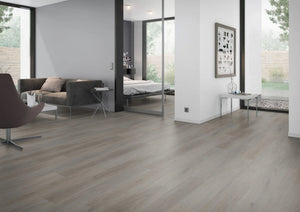 Eiken taupe PVC plank vloer (Oneflor English Oak Taupe) gelegd in een interieur – sfeerfoto 1