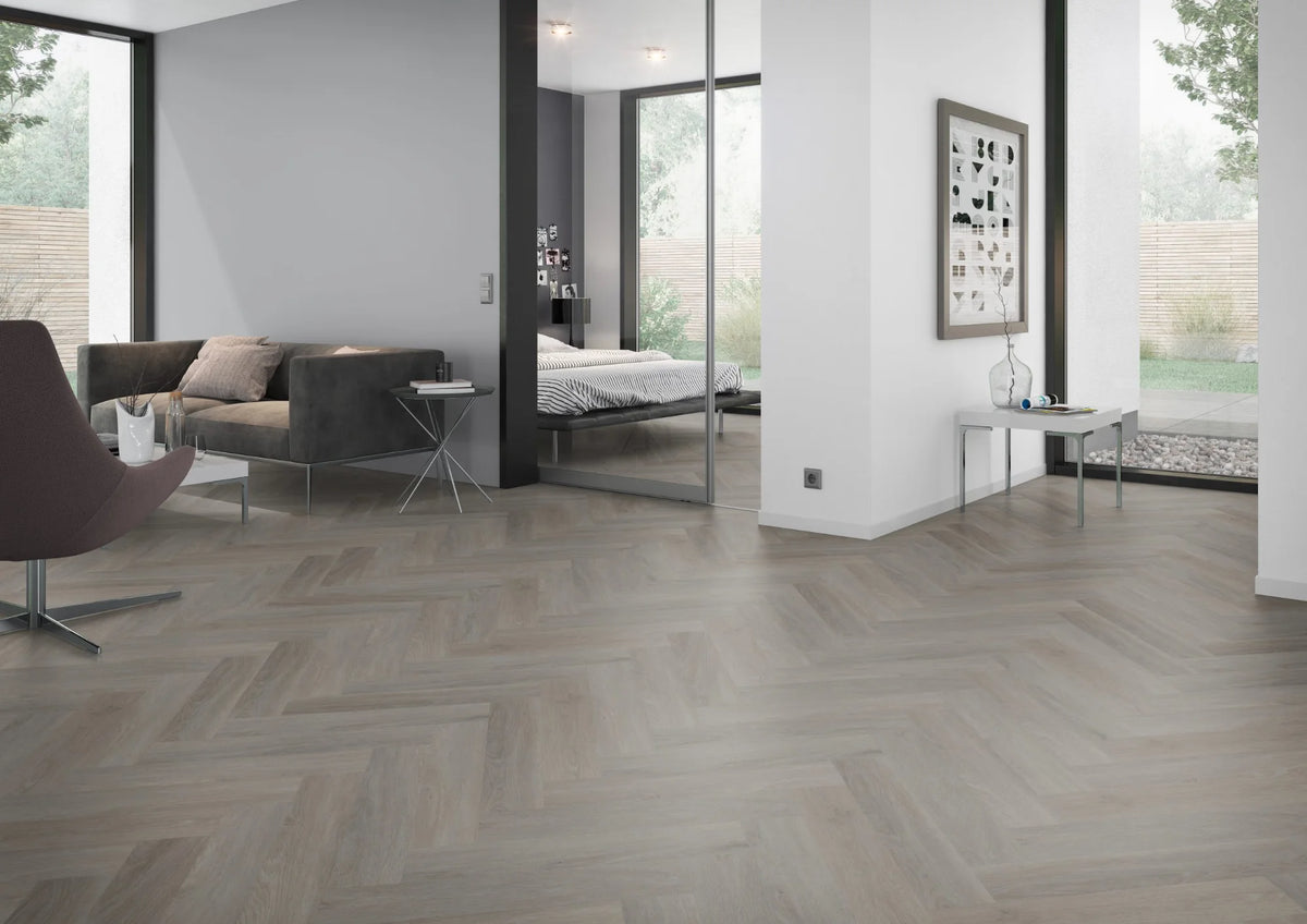 Eiken taupe visgraat PVC vloer (Oneflor English Oak Taupe) gelegd in een interieur – sfeerfoto 1