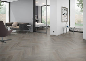 Eiken taupe visgraat PVC vloer (Oneflor English Oak Taupe) gelegd in een interieur – sfeerfoto 1