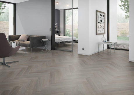 Eiken taupe visgraat PVC vloer (Oneflor English Oak Taupe) gelegd in een interieur – sfeerfoto 1