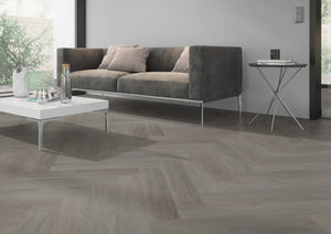 Eiken taupe visgraat PVC vloer (Oneflor English Oak Taupe) gelegd in een interieur – sfeerfoto 2