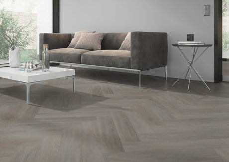 Eiken taupe visgraat PVC vloer (Oneflor English Oak Taupe) gelegd in een interieur – sfeerfoto 2