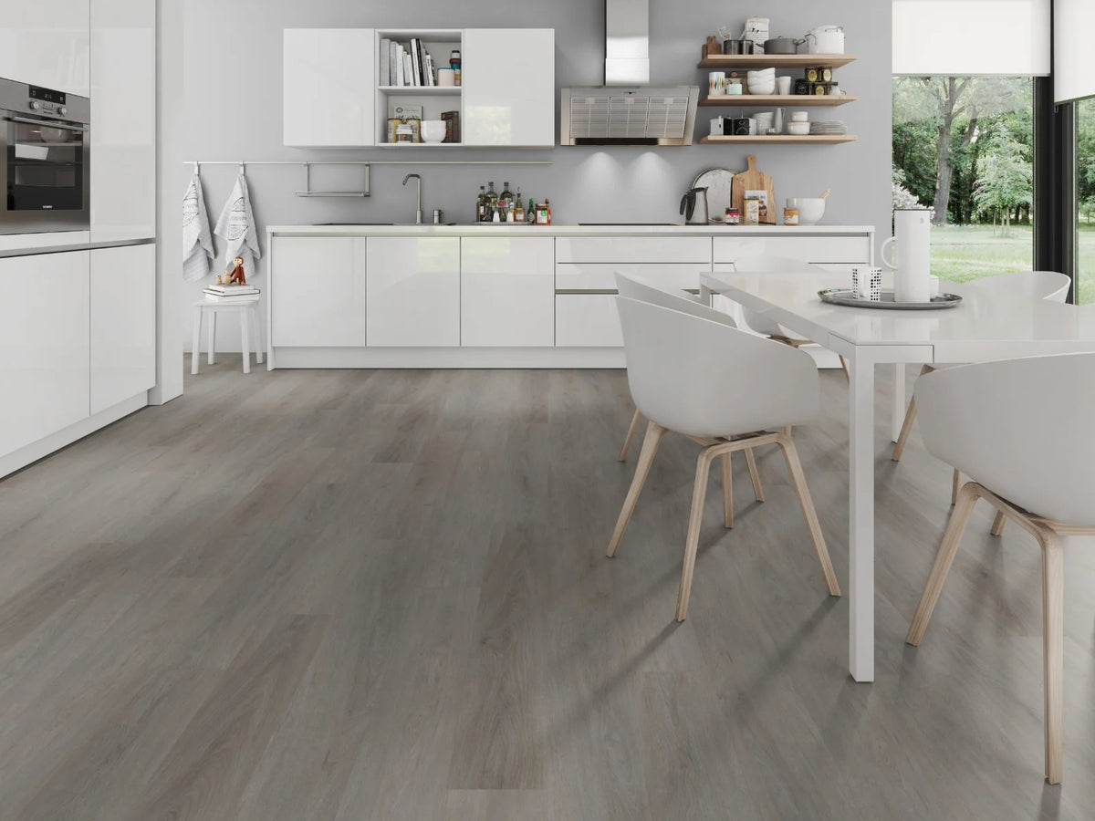 Eiken Taupe XL klik PVC plank (Oneflor English Oak Taupe, rigid klik 7 mm) in een interieur – sfeerfoto 1