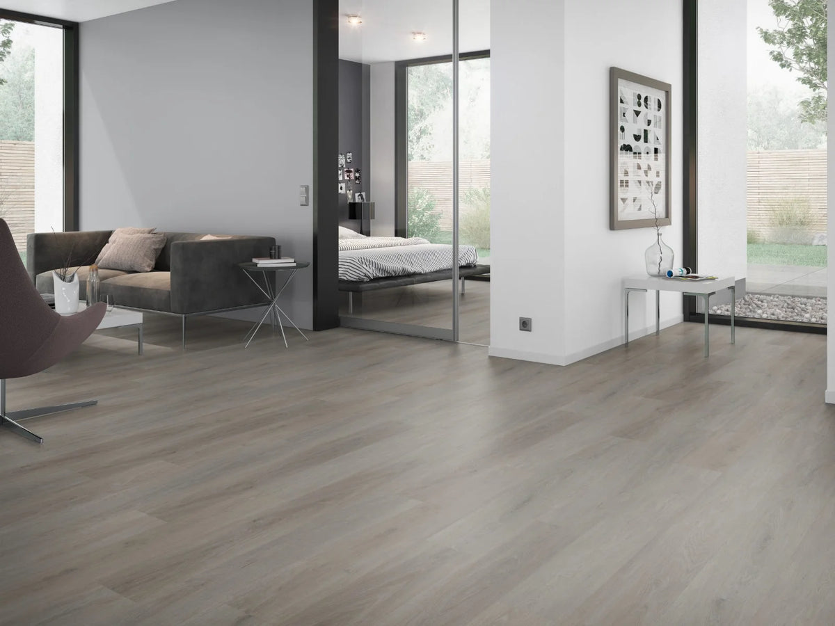Eiken Taupe XL klik PVC plank (Oneflor English Oak Taupe, rigid klik 7 mm) in een interieur – sfeerfoto 2