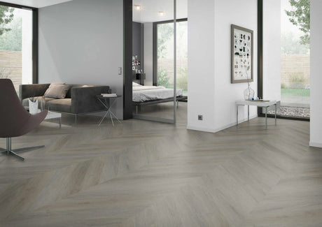 Taupe eiken Hongaarse punt PVC vloer geïnstalleerd in een sfeervolle moderne woonkamer