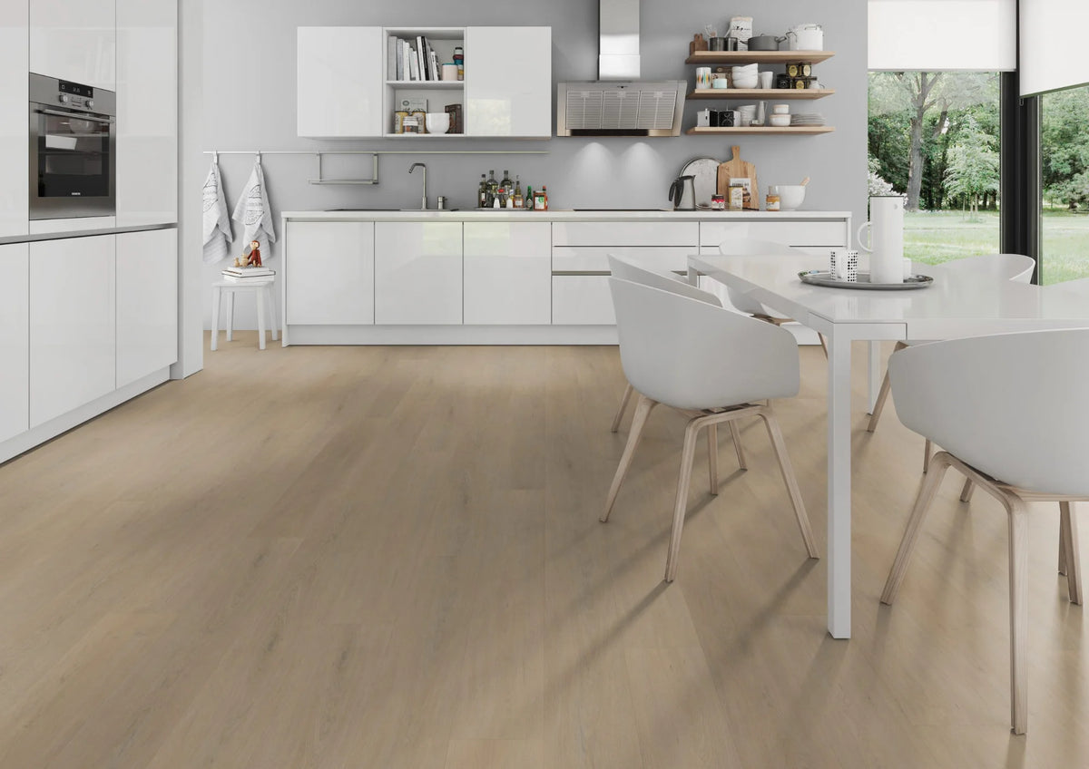 Warm naturel eiken PVC plank vloer (Oneflor English Oak Warm Natural) gelegd in een interieur – sfeerfoto 1