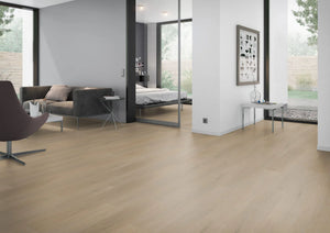 Warm naturel eiken PVC plank vloer (Oneflor English Oak Warm Natural) gelegd in een interieur – sfeerfoto 2