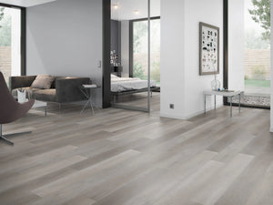 Grijs Eiken klik PVC plank (Oneflor Flemish Oak Grey, rigid klik 6 mm) in een interieur – sfeerfoto 1