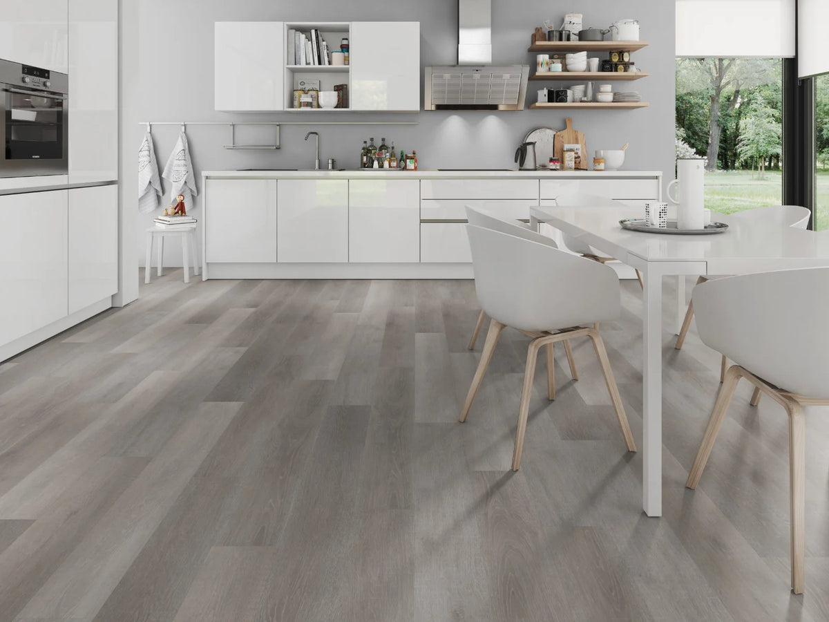 Grijs Eiken klik PVC plank (Oneflor Flemish Oak Grey, rigid klik 6 mm) in een interieur – sfeerfoto 2