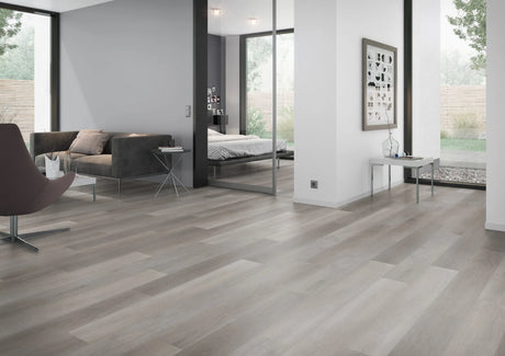 Grijs eiken PVC plank vloer (Oneflor Flemish Oak Grey) gelegd in een interieur – sfeerfoto 1