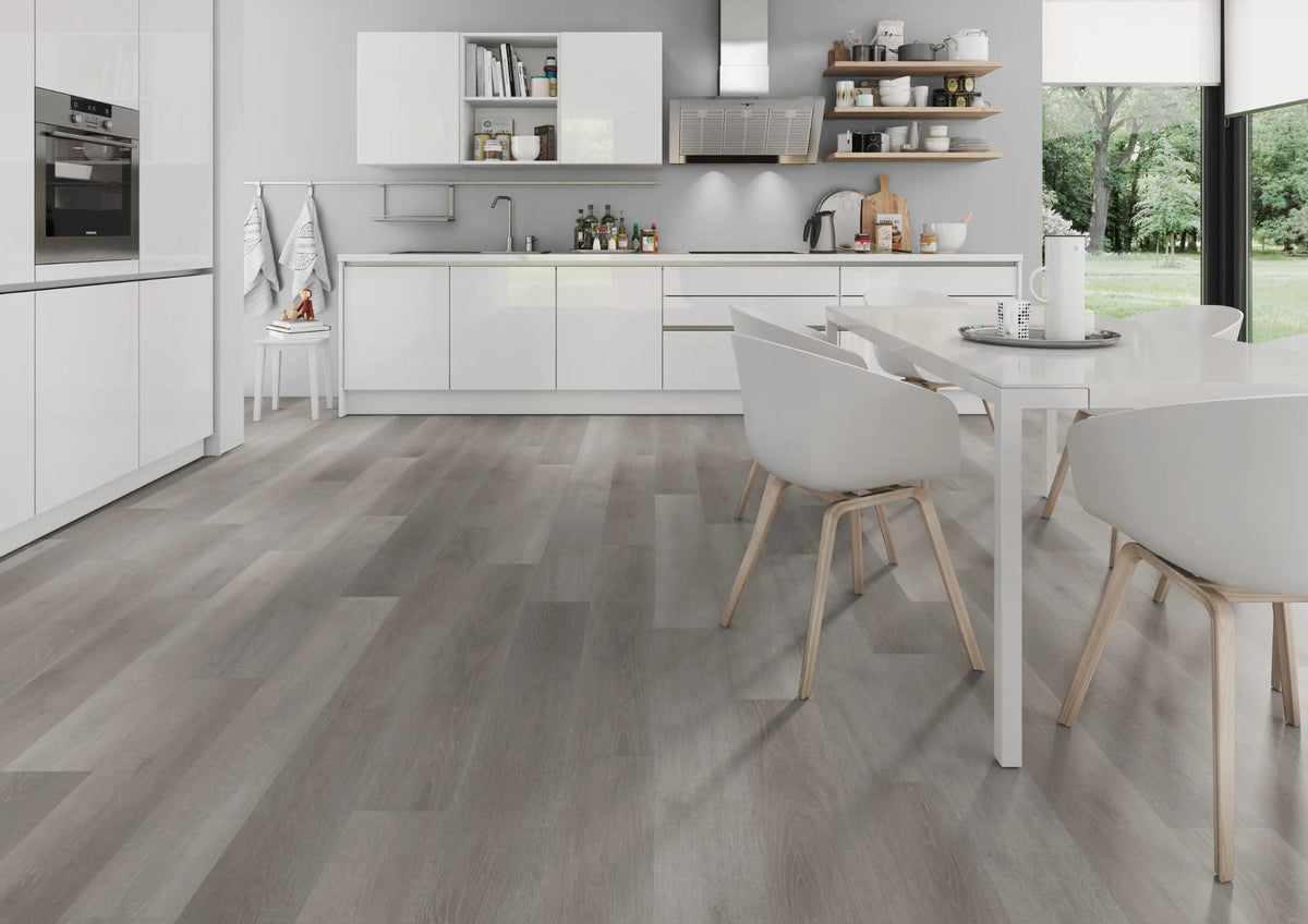 Grijs eiken PVC plank vloer (Oneflor Flemish Oak Grey) gelegd in een interieur – sfeerfoto 2