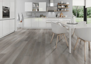 Grijs eiken PVC plank vloer (Oneflor Flemish Oak Grey) gelegd in een interieur – sfeerfoto 2