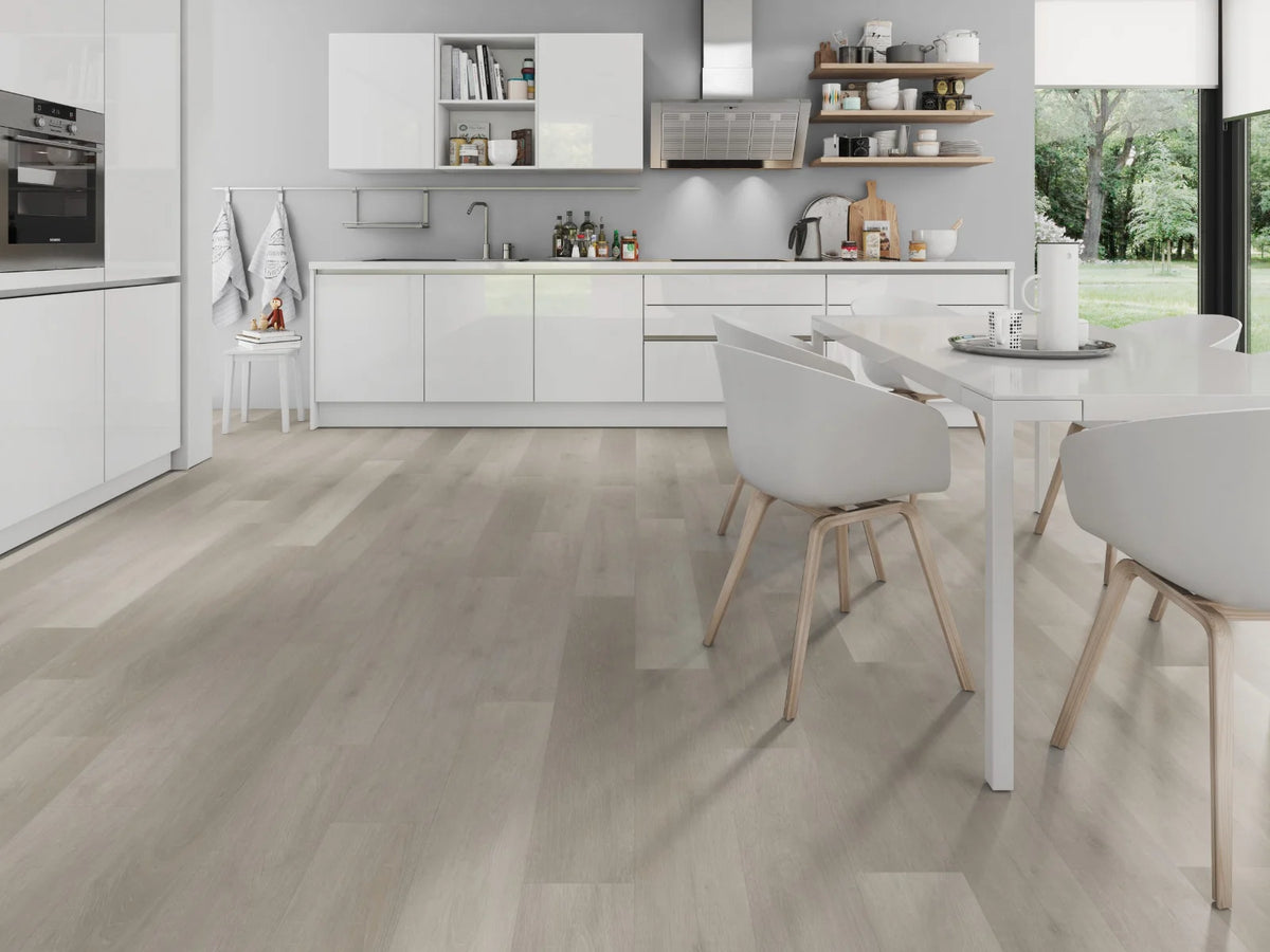 Licht Naturel Eiken klik PVC plank (Oneflor Flemish Oak Light Natural, rigid klik 6 mm) in een interieur – sfeerfoto 1