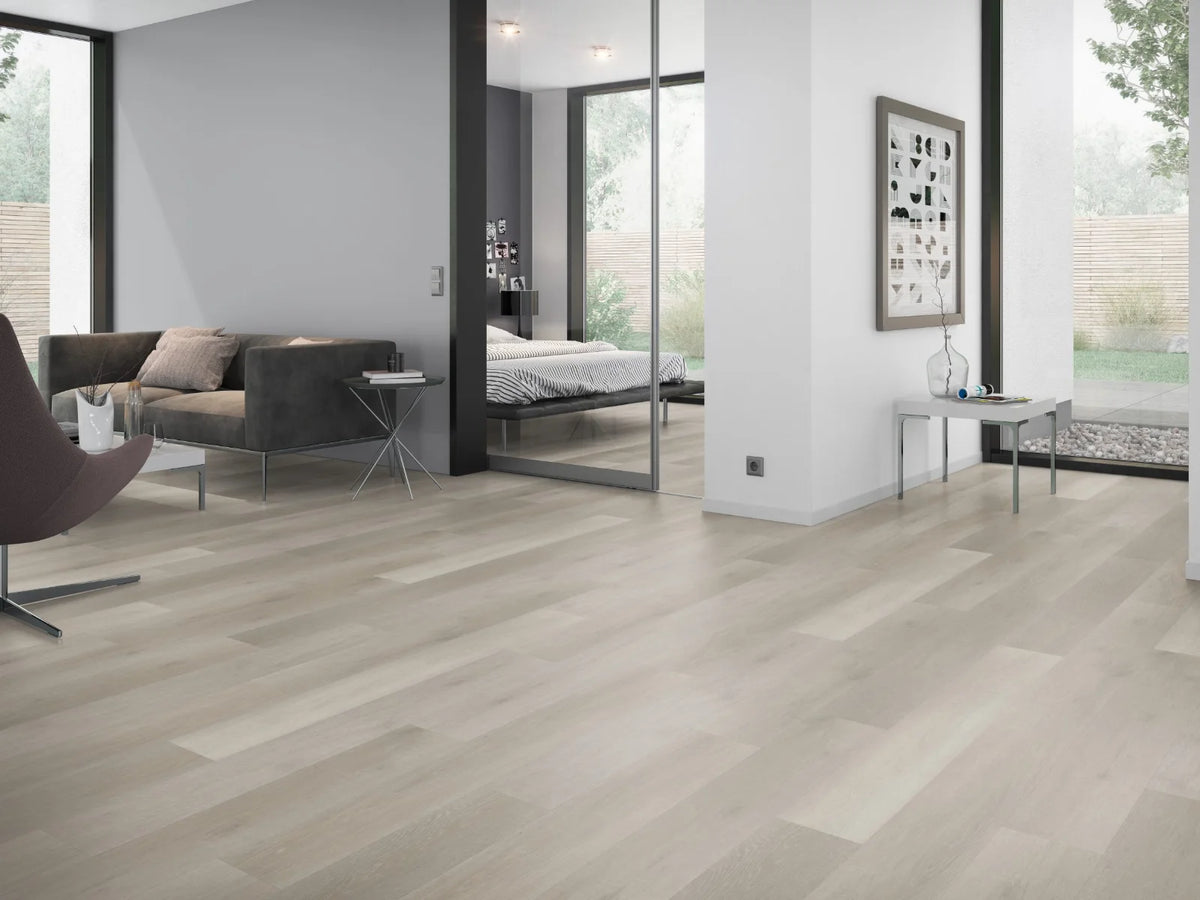 Licht Naturel Eiken klik PVC plank (Oneflor Flemish Oak Light Natural, rigid klik 6 mm) in een interieur – sfeerfoto 2