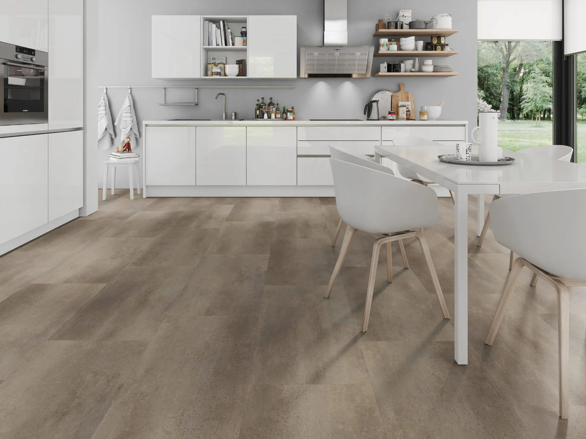 Betonlook Bruin met Metaaleffect klik PVC tegel (Oneflor Metal Concrete Brown, rigid klik 6 mm) in een interieur – sfeerfoto 1