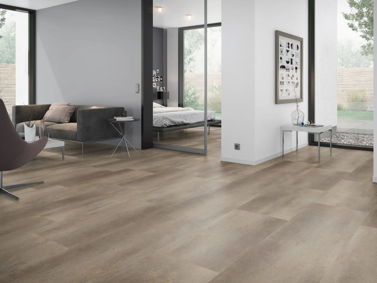 Betonlook Bruin met Metaaleffect klik PVC tegel (Oneflor Metal Concrete Brown, rigid klik 6 mm) in een interieur – sfeerfoto 2