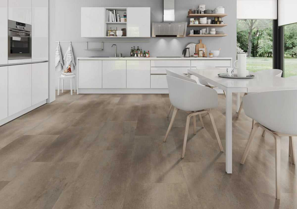Betonlook bruin met metaaleffect PVC tegel vloer (Oneflor Metal Concrete Brown) gelegd in een interieur – sfeerfoto 1