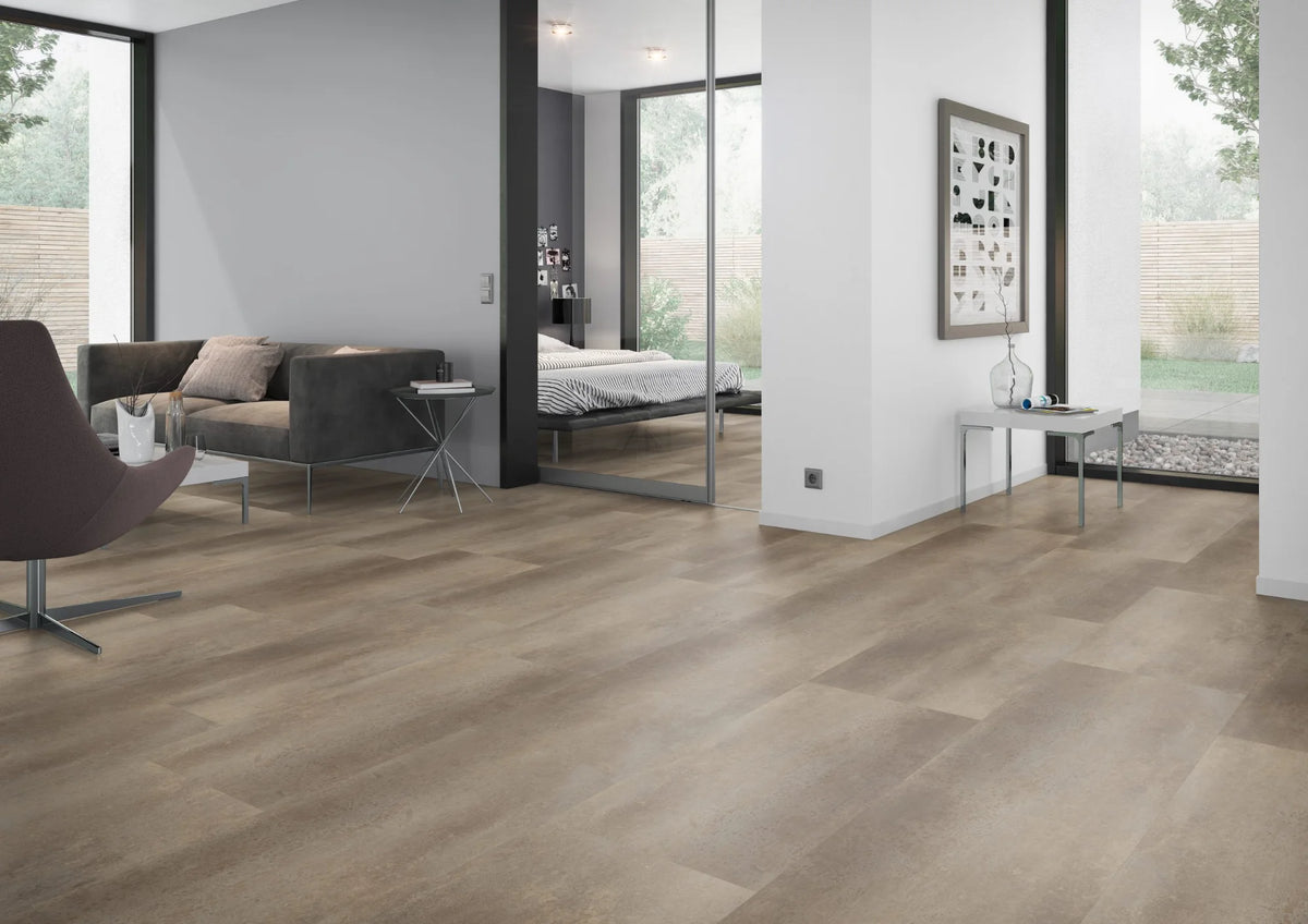 Betonlook bruin met metaaleffect PVC tegel vloer (Oneflor Metal Concrete Brown) gelegd in een interieur – sfeerfoto 2