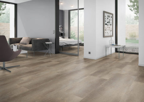 Betonlook bruin met metaaleffect PVC tegel vloer (Oneflor Metal Concrete Brown) gelegd in een interieur – sfeerfoto 2