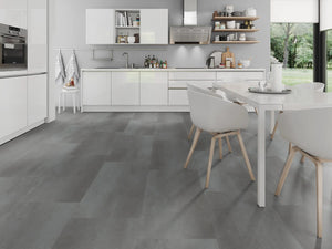 Betonlook Grijs met Metaaleffect klik PVC tegel (Oneflor Metal Concrete Grey, rigid klik 6 mm) in een interieur – sfeerfoto 1